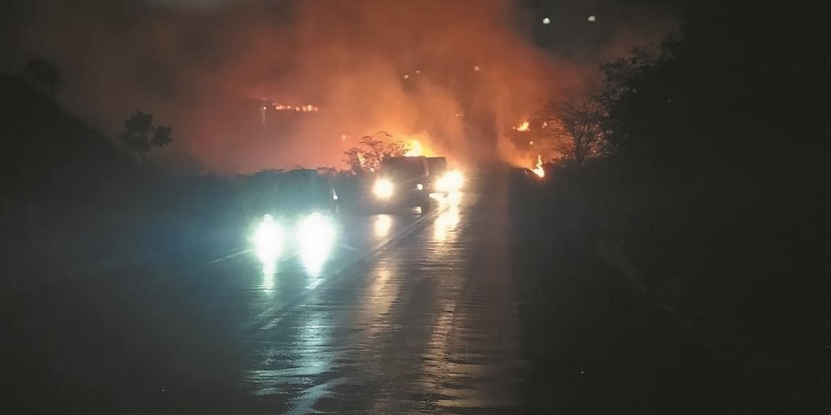 Chamas que começaram às margens da BR-251 levaram perigo à rodovia, que foi tomada pela fumaça. (corpo de bombeiros/divulgação)