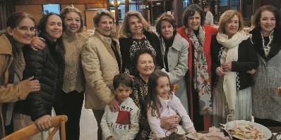 Um registro com os amigos que estiveram presentes para abraçá-la