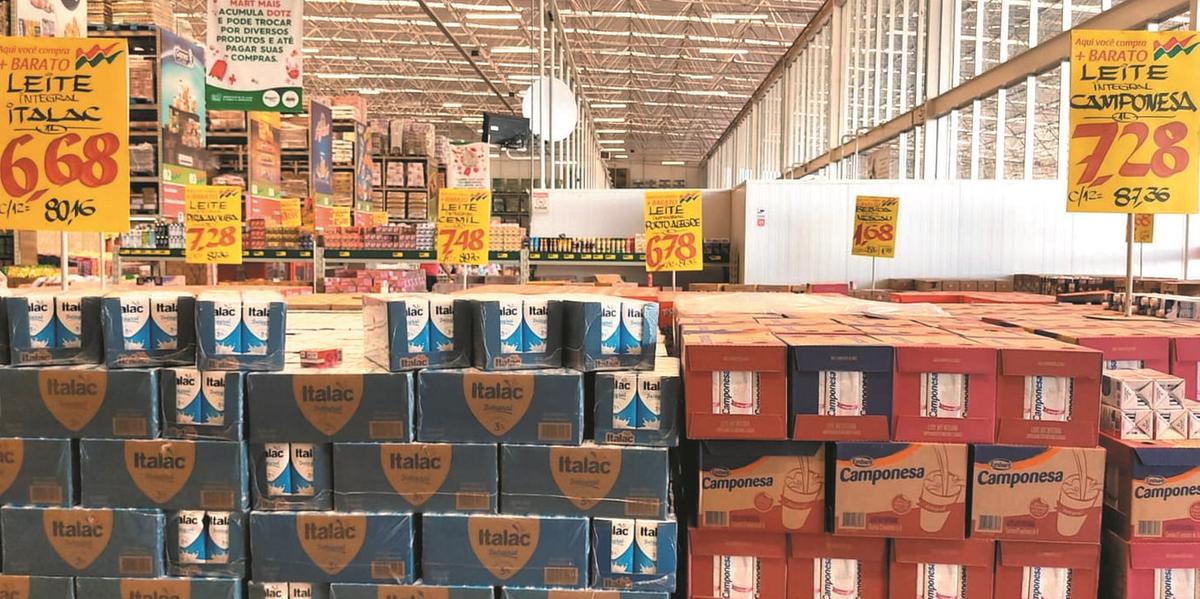 Manter o leite no dia a dia das famílias, principalmente para quem tem criança, tem sido uma tarefa difícil: litro do longa vida passa de R$ 7 em supermercados de Montes Claros. (LARISSA DURÃES)