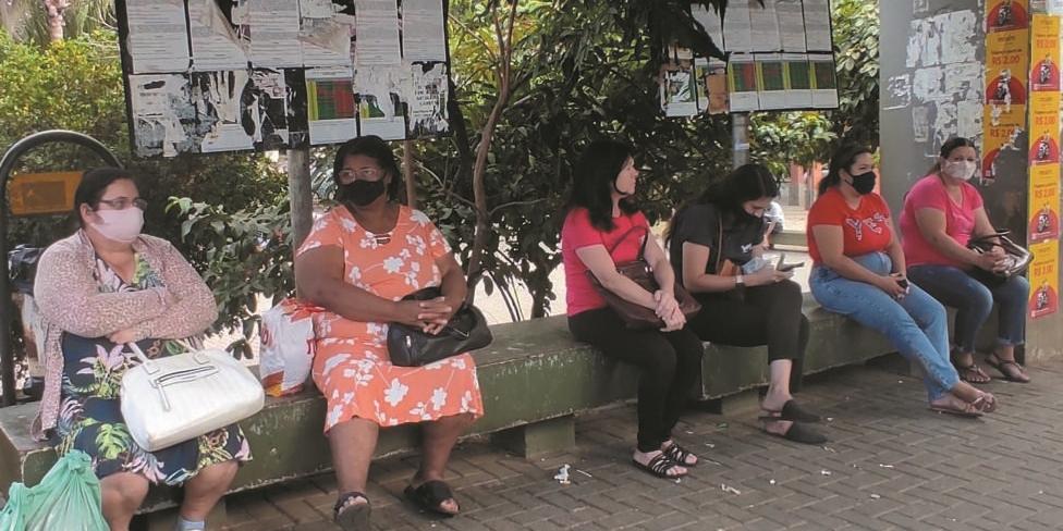 “Absurdo subir duas vezes no mesmo ano”, diz a auxiliar de cozinha Márcia Pacheco (primeira à esquerda) (Larissa Durães)