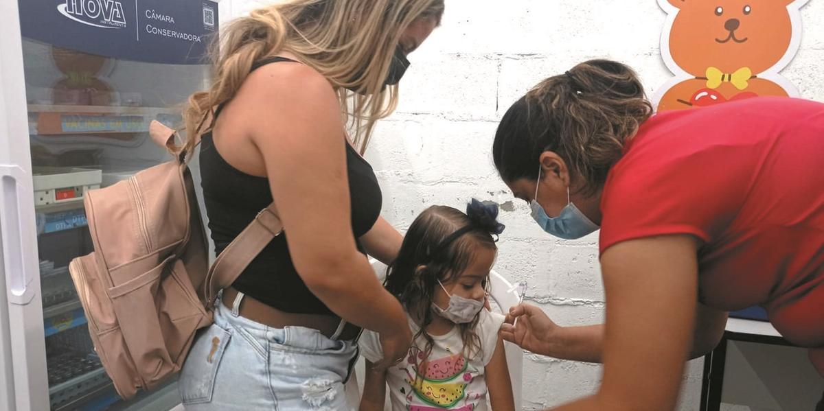 Movimento foi tranquilo neste posto de vacinação localizado em um shopping; são 40 locais, ao todo, espalhados por Montes Claros (marcia vieira)