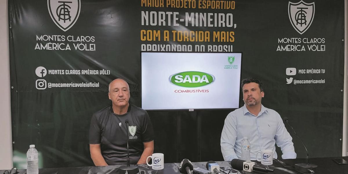Andrey Souza (à direita) apresentou o treinador e comentou a respeito das pretensões do time montes-clarense para a temporada 2022/2023 (Larissa Durães)
