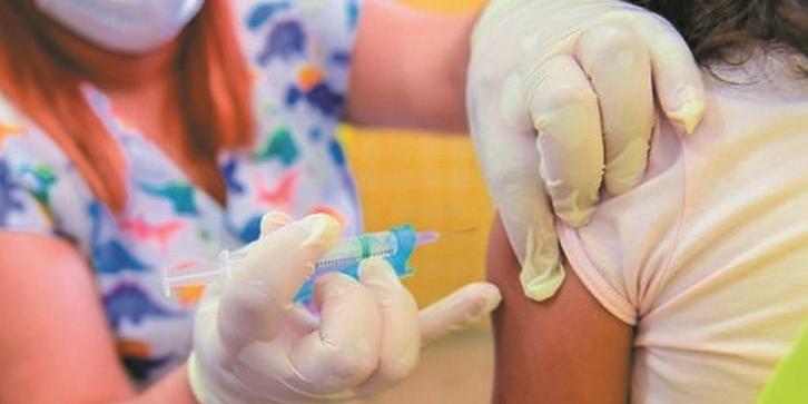 Foram repassadas aos municípios entre 9 mil e 10 mil doses de meningocócica C para aplicação em trabalhadores da saúde. (LETÍCIA NUNES)