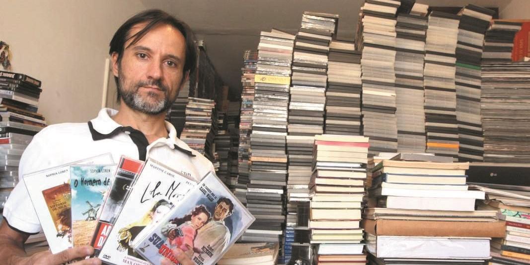 Filme de terror? Guimarães brinca dizendo que o quarto é um lugar assustador, com pilhas de DVDs por todos os lados (Lucas Prates/Hoje em Dia)