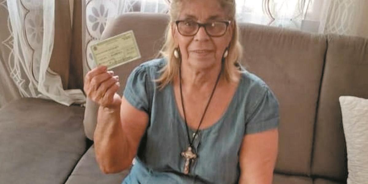 Maria Antônia Mota, de 79 anos, mostra, orgulhosa, o título de eleitora (JOSÉ CARLOS MOTA)