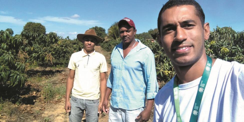 Produtor Crispim Ribeiro (esq.) ao lado do técnico Helisson Xavier, é um dos beneficiados (REPRODUÇÃO/ SITE FAEMG)