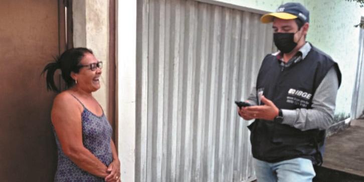 Moradora do bairro Morada do Parque, Maria Zita Freitas conversa com Paulo Cícero Borges, representante do IBGE em Montes Claros (Márcia Vieira)