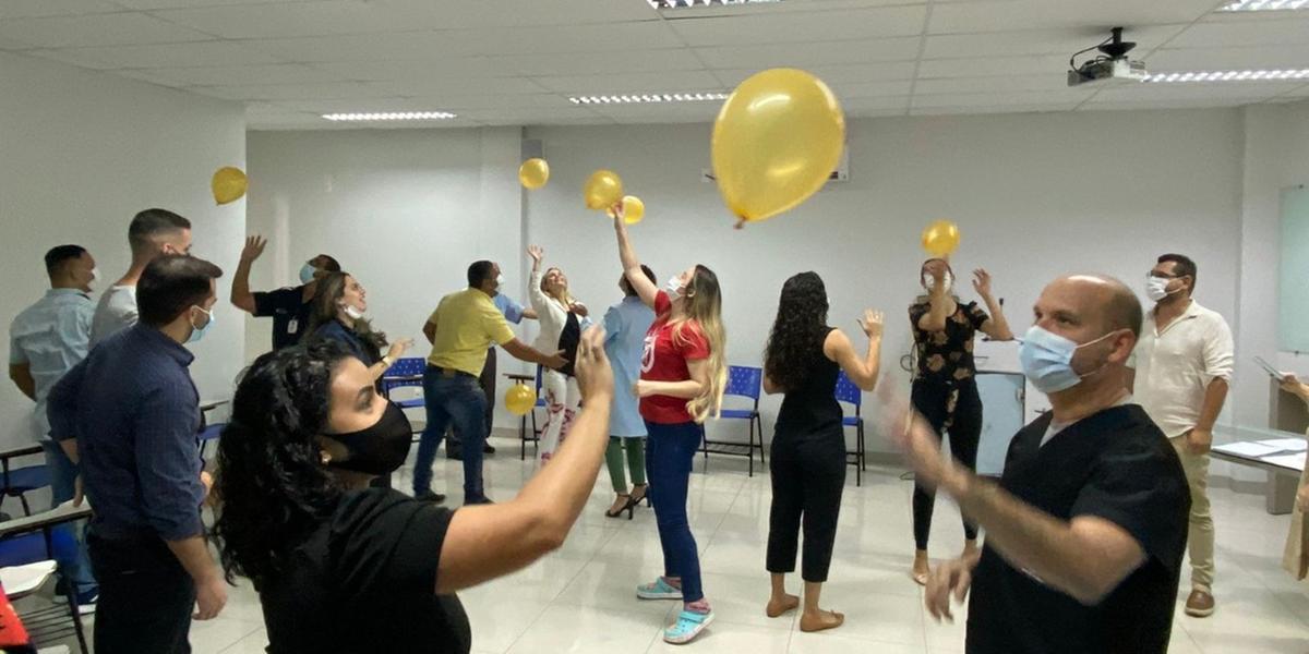 Balões foram usados em dinâmica com a equipe multidisciplinar do Hospital das Clínicas Dr. Mário Ribeiro (HC/ divulgação)