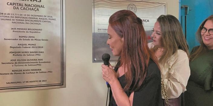 Raquel Muniz em noite de descerramento de placa comemorativa (ASCOM)