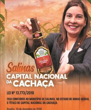 Raquel Muniz, orgulhosa, com a famosa e legítima cachaça de Salinas (Divulgação)