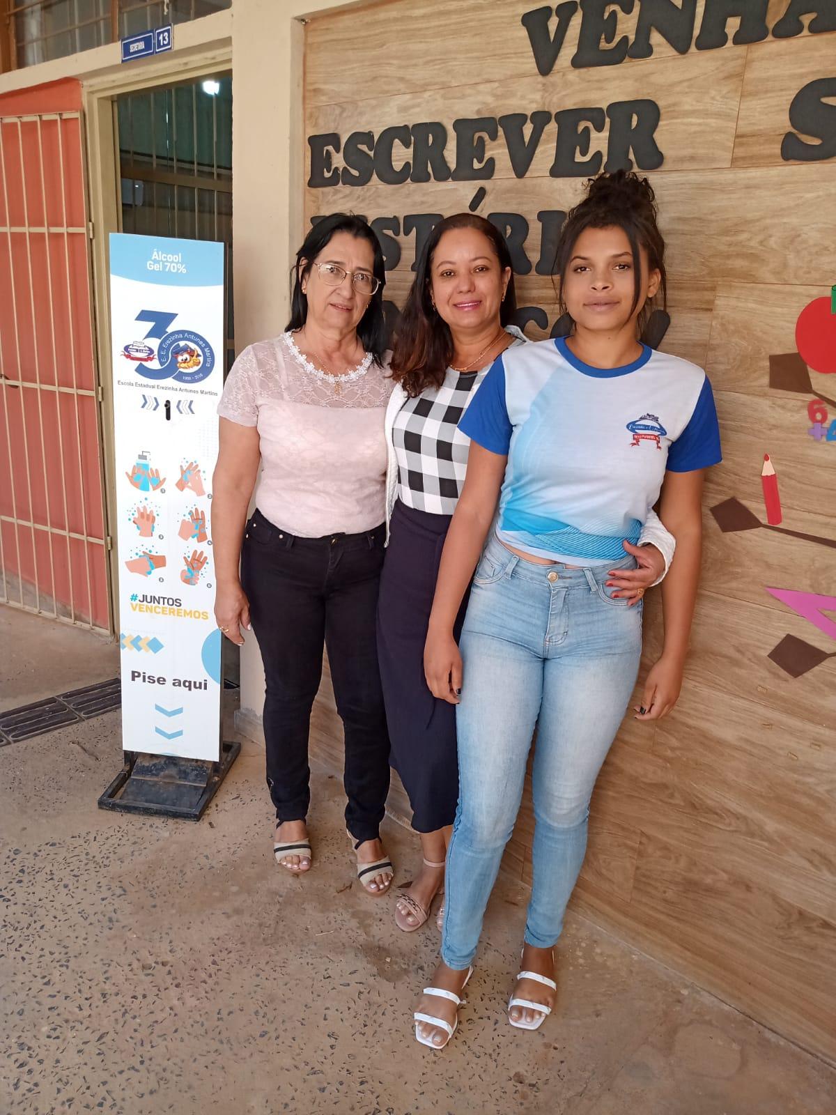 Aluna e professores da Escola Erezinha Antunes de Nova Porteirinha (Divulgação)