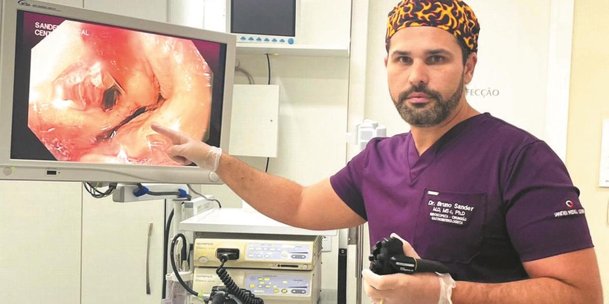 Cirurgião Bruno Sander durante pesquisa sobre gastroplastia endoscópica na UFMG (ARQUIVO PESSOAL)