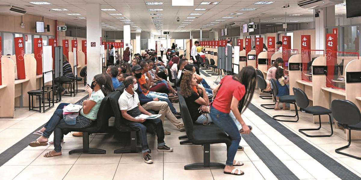 Movimento foi grande na Unidade de Atendimento Integrado (UAI) do Shopping Montes Claros, onde fica o posto do Sine (LEONARDO QUEIROZ)