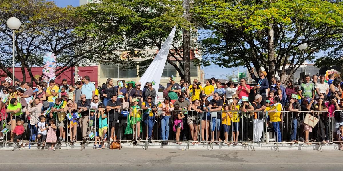 Após dois anos sem desfile, montes-clarenses marcaram presença na Av. Deputado Esteves Rodrigues (Sanitária) (Larissa Durães)