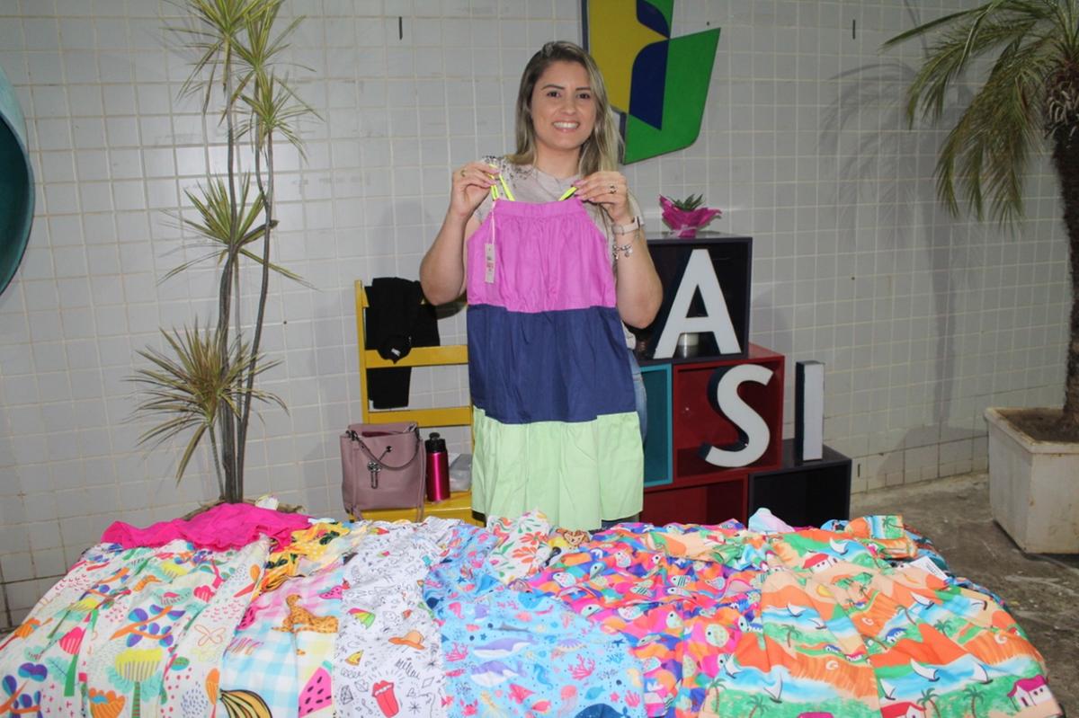 Silvia Mendes, do 3° período de Fonoaudiologia, tem uma loja virtual e expôs roupas infantis (Leonardo Queiroz)
