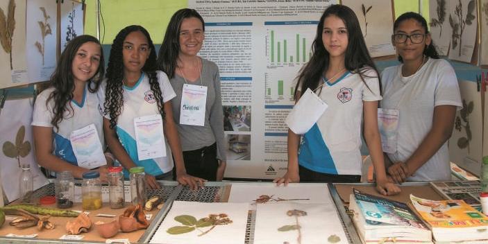 Estudantes de Engenho Navarro apresentou um herbário de nativas em 2019 (AMANDA LELIS (UFMG))