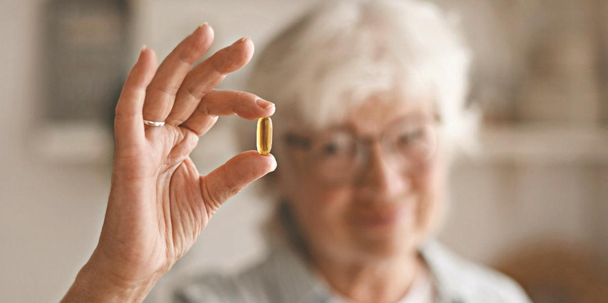 Somente médicos podem avaliar se a pessoa está com deficiência da vitamina D no organismo; consumo por conta própria é arriscado (@SHURKIN_SON / FREEPIK)