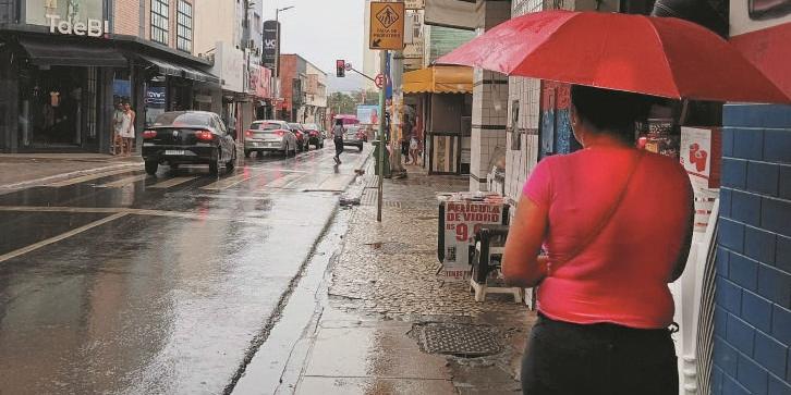 Moradores não devem esquecer o guarda-chuva quando saírem de casa (LÉO QUEIROZ)