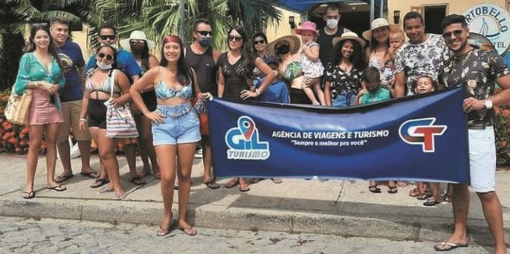 Turma de estudantes em Porto Seguro: muitos aproveitam a ‘semana do saco cheio’, sem aulas, para viajar para a praia (DIVULGAÇÃO)