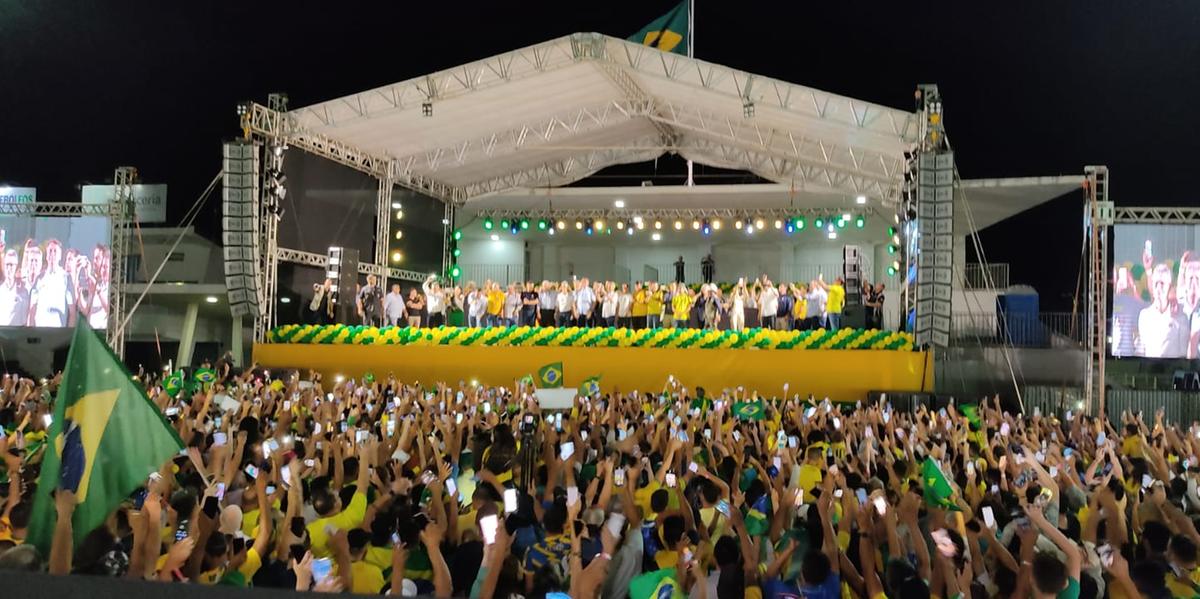 Apoiadores lotaram o parque de exposições para receber Bolsonaro. (LARISSA DURÃES)