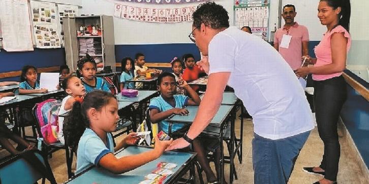 Secretário de Estado de Educação, Igor Alvarenga, esteve visitando a escola. (MARCINELE MAIA/ REPRODUÇÃO SITE MG.GOV.BR)