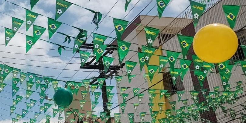 Não é permitido a instalação de nenhum enfeite próximo à rede elétrica, independentemente do material. (ASCOM/CEMIG)