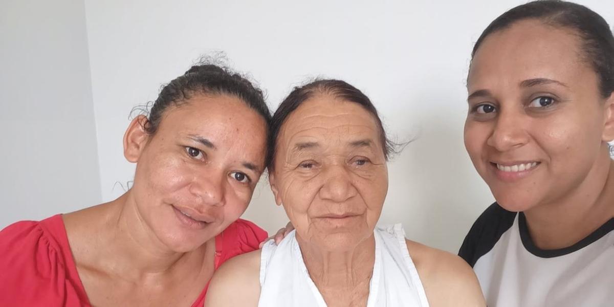 Mãe do ex-prefeito José Nunes e do cacique Domingos, a índia Anísia (de branco) aparece na imagem com as filhas Rosalina e Rosyane (Arquivo Pessoal)