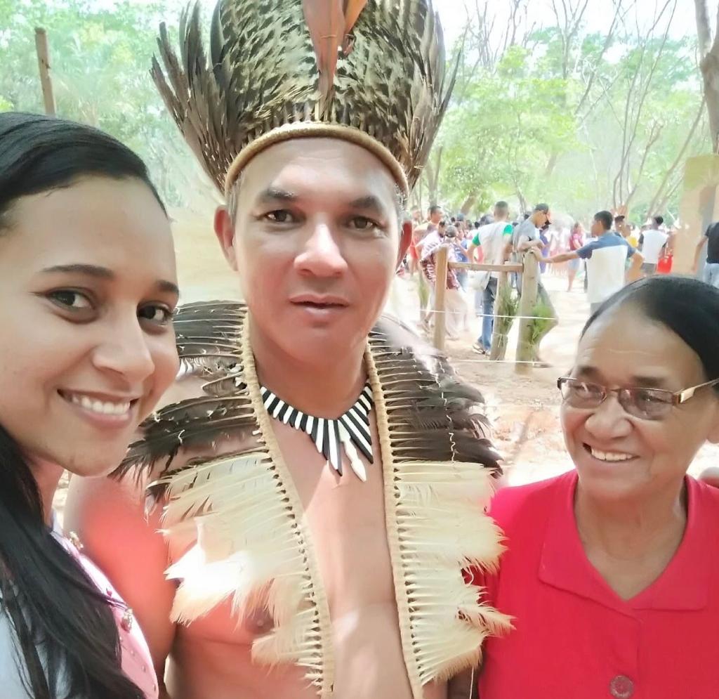 A matriarca Xakriabá Anísia, sua filha Rosyane e seu filho Cacique Domingos. (Arquivo Pessoal)