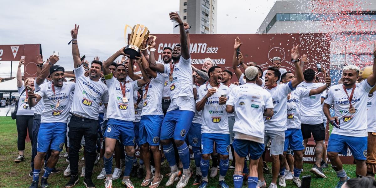 Muita festa dos jogadores e dos mais de 3 mil torcedores presentes ao estádio: é campeão!!!!! (CLICK PODIUM COMUNICAÇÃO)