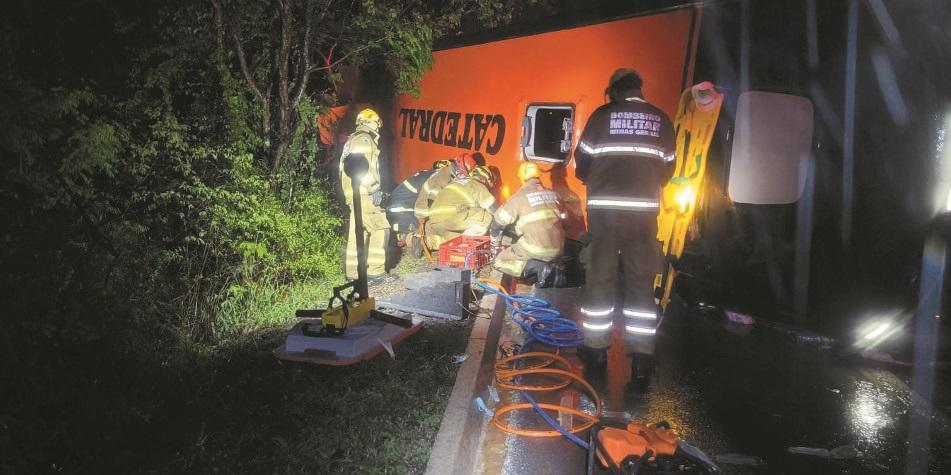Segundo o Corpo de Bombeiros, o veículo seguia de Salvador (BA) para São Paulo e dois motoristas revezavam a direção. Chovia no momento do acidente e o veículo tombou às margens da pista. (7˚BBM DE MOC)