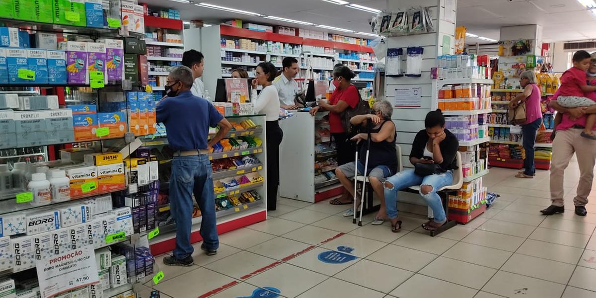 Nas ruas da cidade, principalmente nos comércios, alguns moradores já adotaram o retorno da máscara. (Larissa Durães)