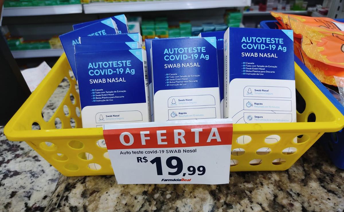 Conforme gerente da farmácia, testes rápidos tiveram um aumento na procura. (Larissa Durães)
