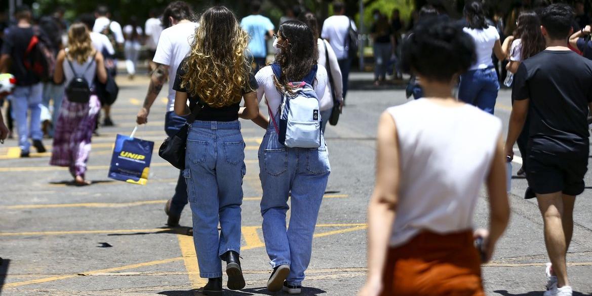 Estudantes têm mais um domingo de provas. (Marcello Camargo/Agência Brasil)