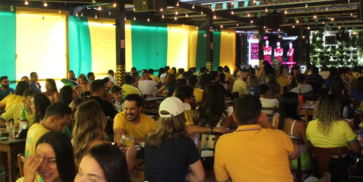 Torcedores da maior cidade do Norte de Minas acompanhando o jogo em um bar. (Léo Queiroz)