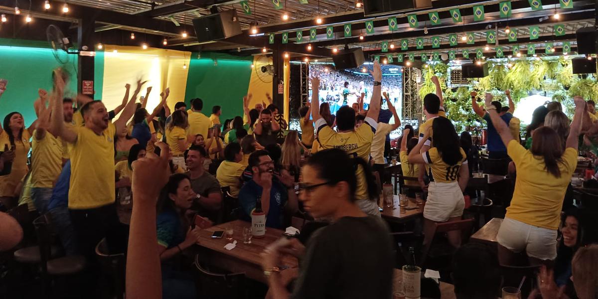 Bar no centro de Montes Claros ficou lotado de torcedores, que comemoraram muito os gols de Richarlison (Leonardo Queiroz)