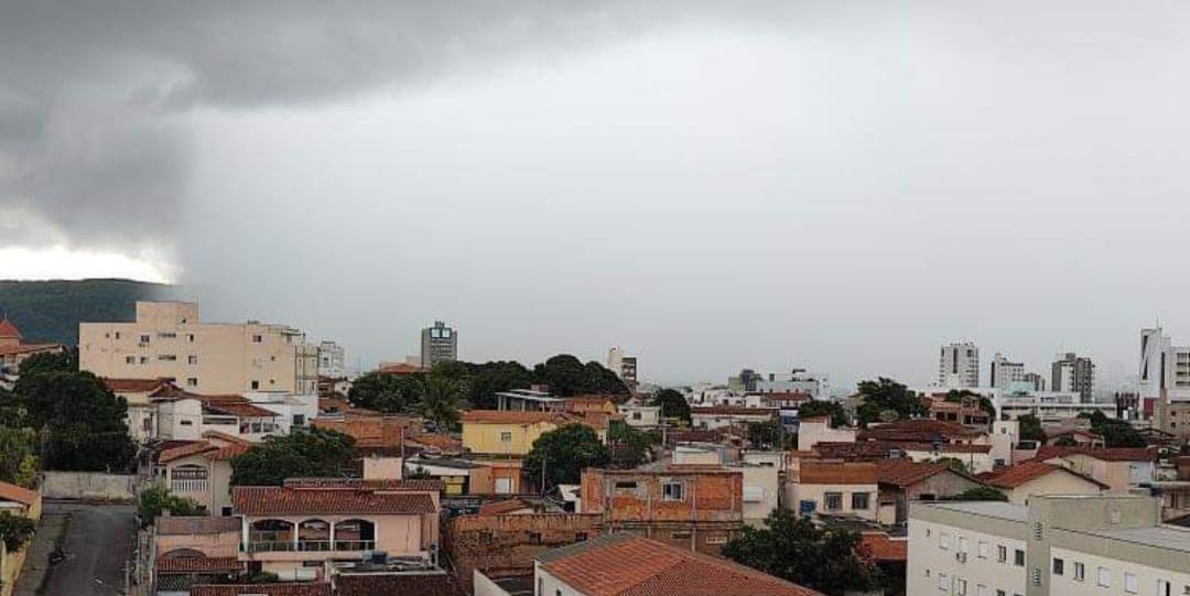 Tempestade na tarde de quinta-feira assustou moradores da maior cidade do Norte de Minas. Volume de água chegou a 40 mm, segundo a Defesa Civil. (Caio Gomide/ divulgação)