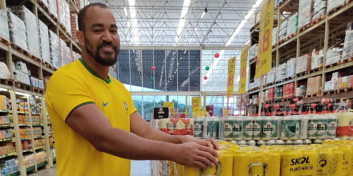 “A cerveja também está cara, mas quem bebe não importa tanto com o preço”, diz Danilo Gomes (LARISSA DURÃES)