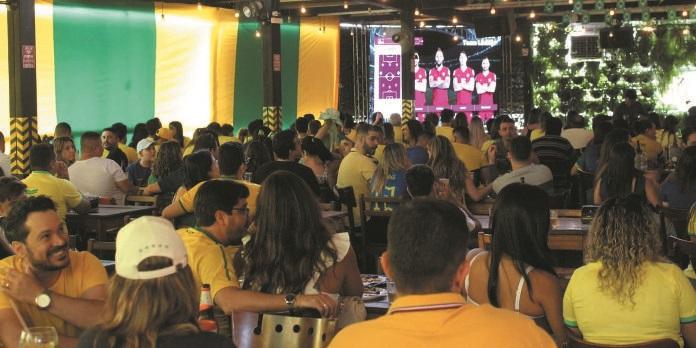 Restaurante teve 100% de lotação nos dias de jogo do Brasil; Paulo Henrique (à direita) vendeu 90% do estoque de camisas da Seleção. (LEONARDO QUEIROZ/ARQUIVO PESSOAL)