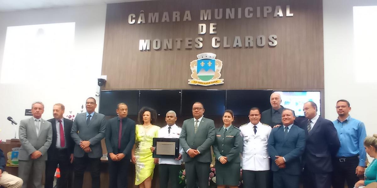 Os homenageados ao lado de familiares e vereadores em cerimônia realizada na noite de quarta-feira. (MÁRCIA VIEIRA)