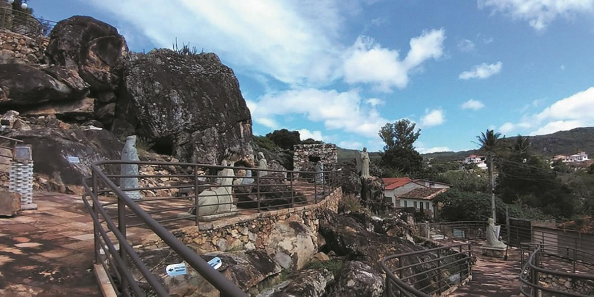 Maior do mundo, o Presépio Natural Mãos de Deus, em Grão Mogol, tem vistas para o centro histórico e a Serra do Espinhaço (MANOEL FREITAS)