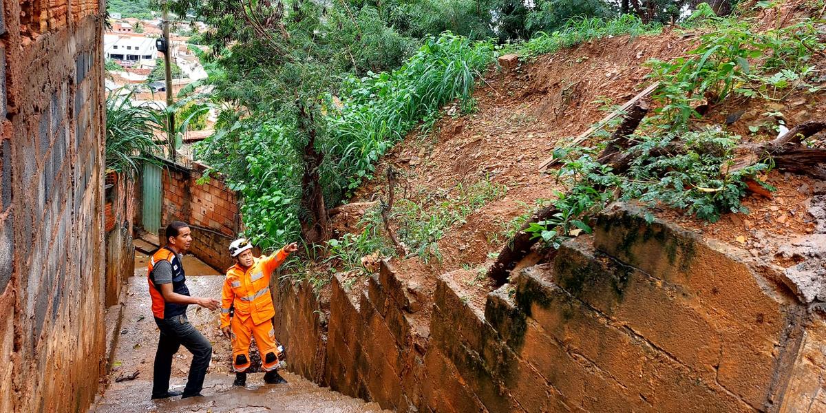 As vistorias foram na Vila São Francisco de Assis e às margens do Córrego do Cintra, no bairro Santa Rita (7˚BBM/DIVULGAÇÃO)