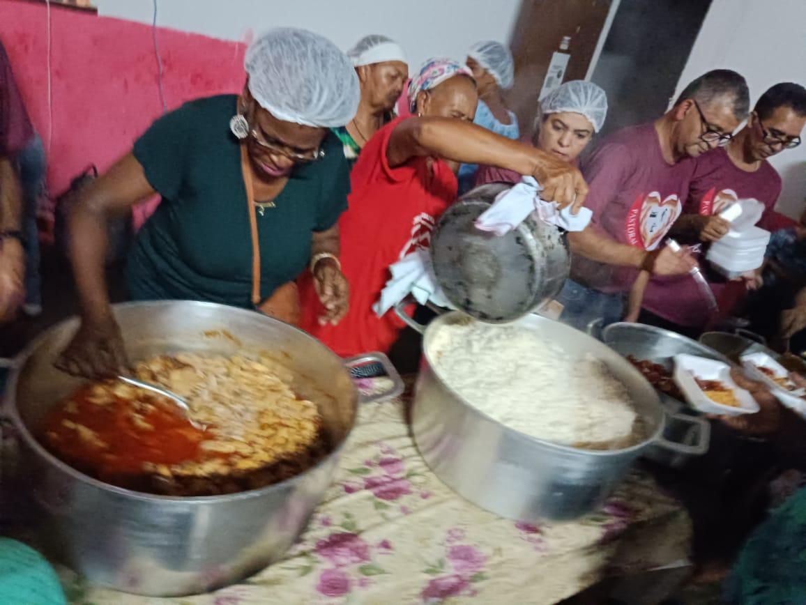Movimento dos trabalhadores rurais sem terra ( MST), distribuindo alimentos para os mais necessitados. (Pablo Alves Costa)