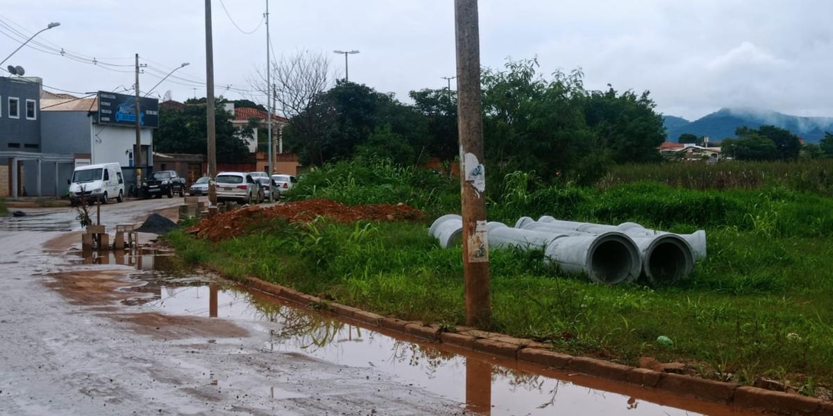 Revitalização paralisada: além do abandono, população reclama de transtorno com lamaçal (MÁRCIA VIEIRA)