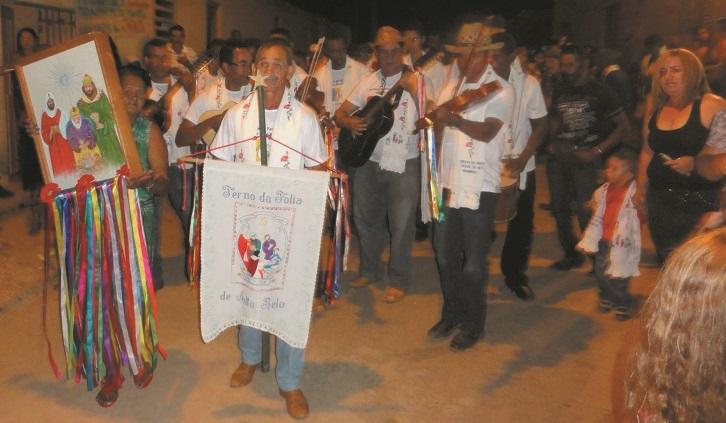 Da noite de Natal até o dia cinco de janeiro foliões visitam até 12 casas por dia ()