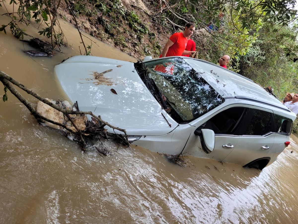 Carro onde estava as vítimas da tragédia. (Corpo de Bombeiro / divulgação)
