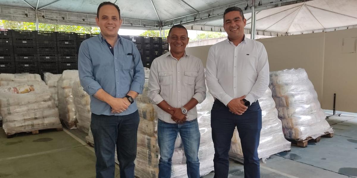 Glenn Andrade, presidente do Sindcomercio de MOC, Maurício Antônio Santos Silva, líder comunitário do bairro Novo Jaraguá e o presidente do Sesc e Mesa Brasil de Montes Claros, Daniel Henrique Vieira. (LARISSA DURÃES)