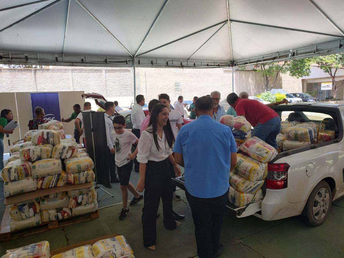 Mesa Brasil e Sindcomércio fazem o fim de ano mais feliz para instituições de Montes Claros, com doação de 400 cestas básicas (LARISSA DURÃES)