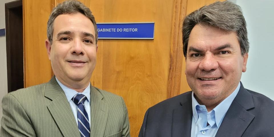 Wagner de Paulo Santiago, Reitor, e Dalton Caldeira Rocha, vice-reitor, empossados agora na Unimontes. (Divulgação)