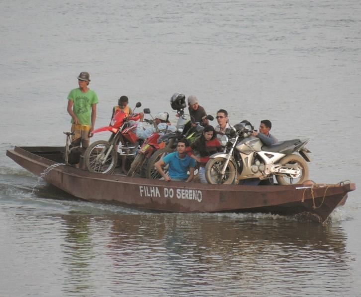É possível ver famílias inteiras atravessando o Rio São Francisco em pequenas embarcações sem qualquer cuidado com a segurança. (Manoel Freitas)