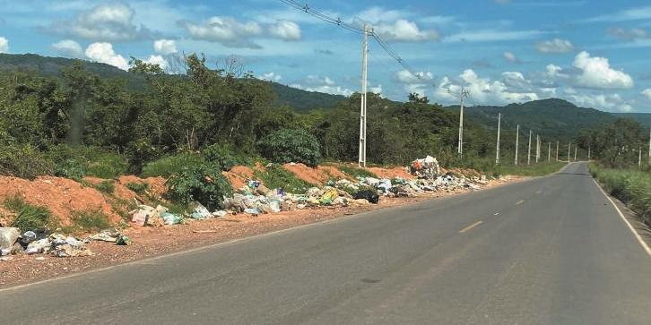 recho da Rodovia LMG 657: um grande bota-fora na beira da estrada. (ARQUIVO PESSOAL)
